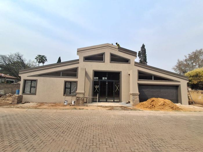 For Sale: Arcon Park House with 3 Bedrooms, flatlet, and entertainment area.