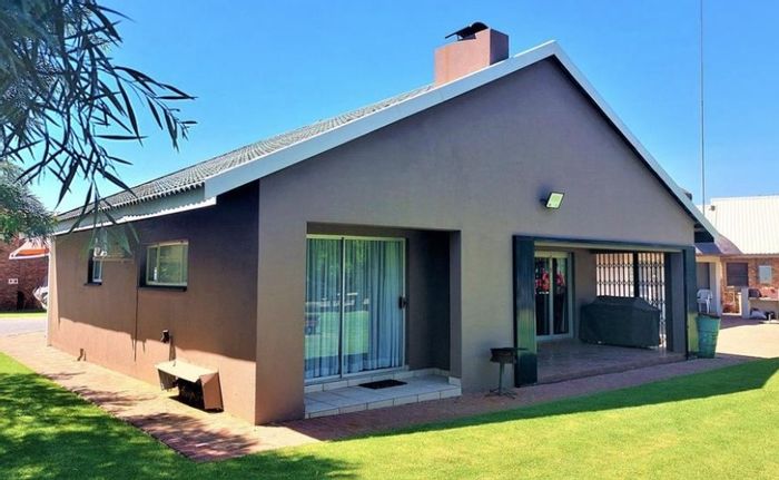 House for Sale in Vaal Marina Central: Secure estate, pool, boat launch, animal farm.