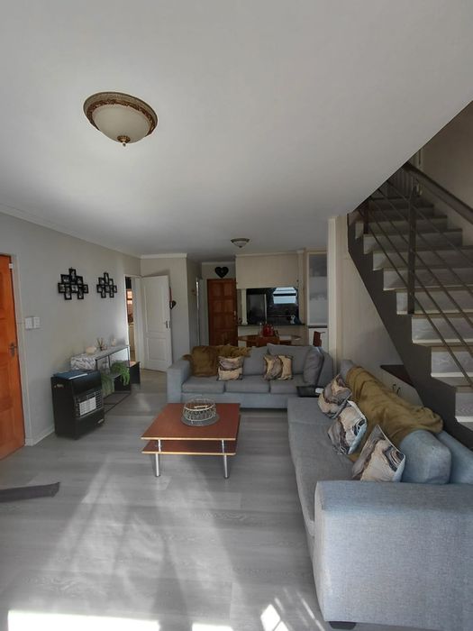 Townhouse to Rent in Universitas: 2 Bedrooms, Trellidoors, low electricity bills.