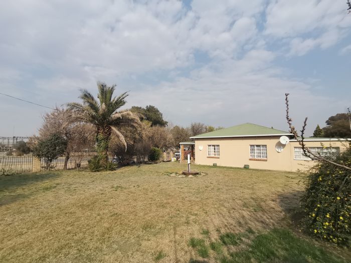 For Sale: Versatile House in Senekal Central with 3 Bedrooms, Garages, and Garden.