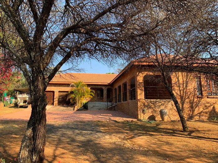 Kranspoort House For Sale: 3 beds, splash pool, double garage, wildlife estate amenities.