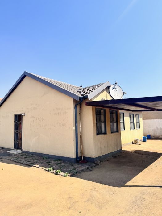 Clewer House For Sale: 3 bedrooms, spacious yard, carport, secure neighborhood.