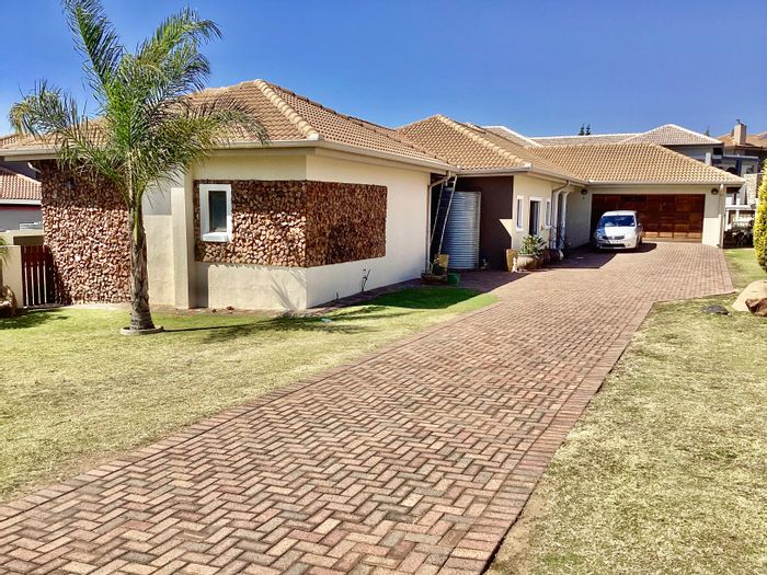 For Sale: House in Bankenveld with golf estate access, pool, and security.