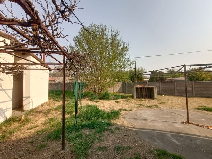 For Sale: House in Sasolburg Ext 1 with 4 bedrooms, garage, and carports.