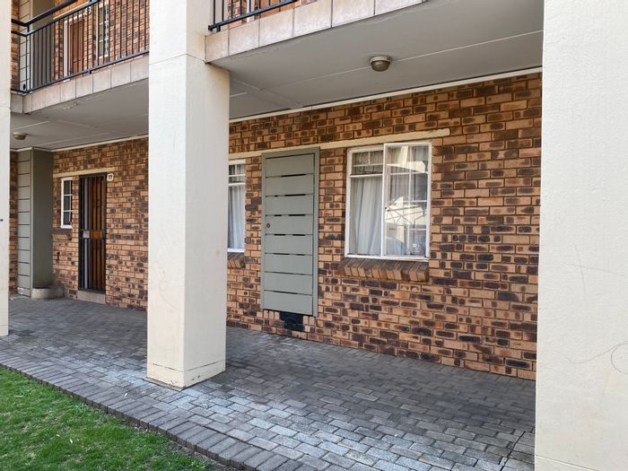 For Sale: Townhouse in Comet with 2 bedrooms, patio, and fenced garden.