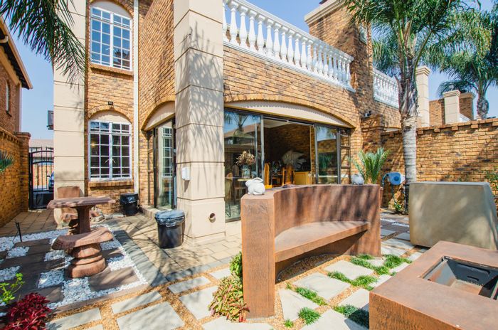 For Sale: Cluster in Libradene with park access, solar system, and spacious living.