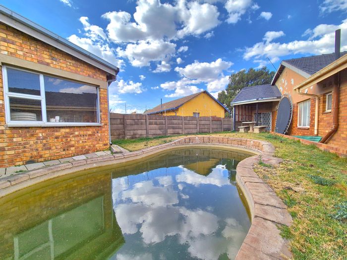For Sale: House in Van Dyk Park, 4 beds, flatlet, pool, entertainment area.