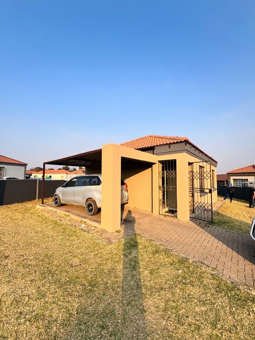 3-Bedroom House for Sale in Jackaroo AH with Security, Carport, and Water Tank.