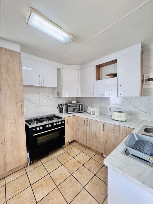 Ben Fleur House To Rent: 2 beds, security features, spacious yard, double garage.