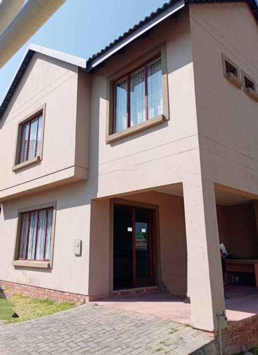House To Rent in Noordrand: 3 bedrooms, en-suites, carport, built-in braai.