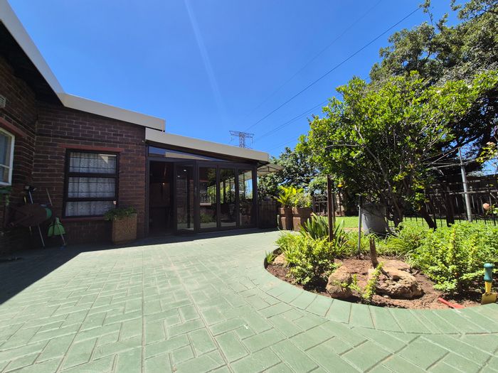 Dalpark House For Sale: 4 Bedrooms, 3 Bathrooms, Garden, Double Carport, Entertainment Area.
