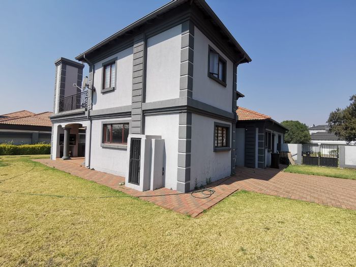 For Sale: House in Helderwyk with 3 bedrooms, double garage, and secure estate.