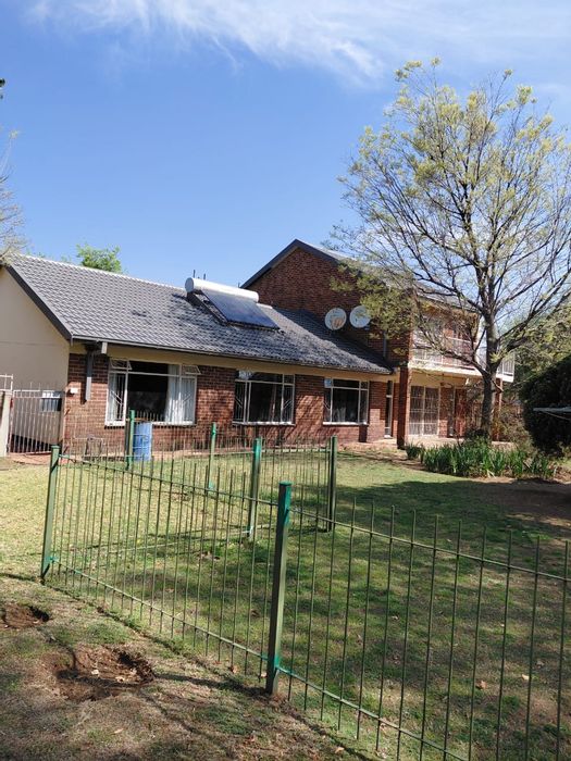 Four-bedroom house for rent in Universitas with ample parking and utilities included.