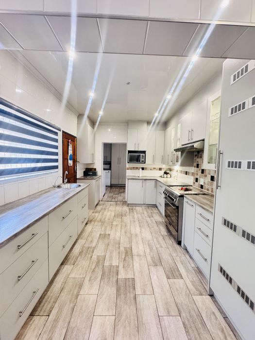 For Sale: House in Jackaroo Park with pool, bar, and security features.