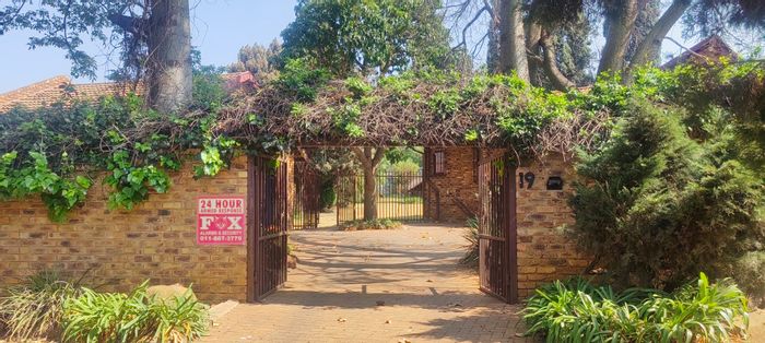 Mulbarton House For Sale: 3 Bedrooms, open-plan living, solar geyser, outdoor lapas.