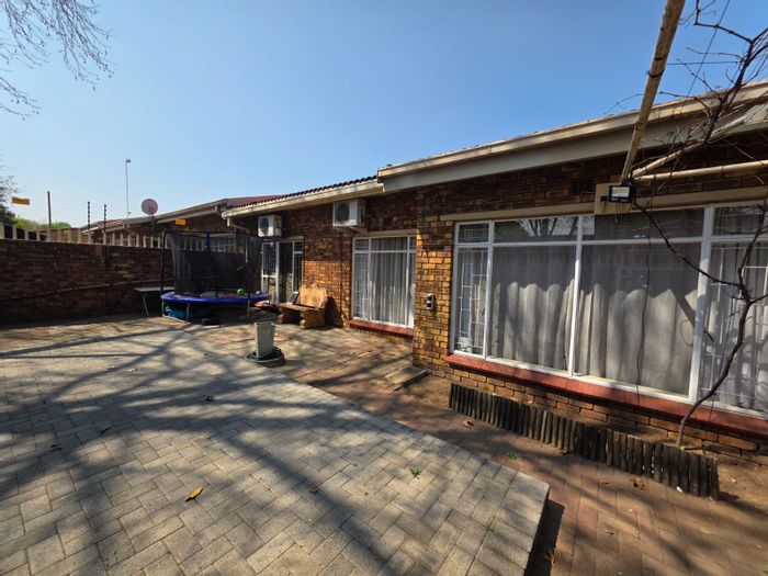 For Sale: Townhouse in Sasolburg Ext 11 with 3 beds, secure complex, entertainment area.