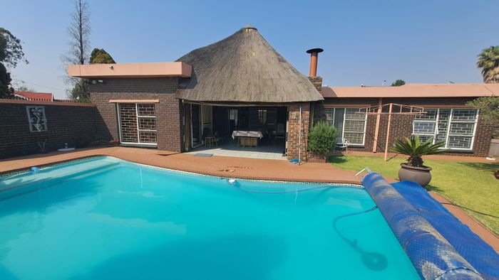 Victorian House For Sale in Falcon Ridge: Pool, flatlet, bar, and secure parking.