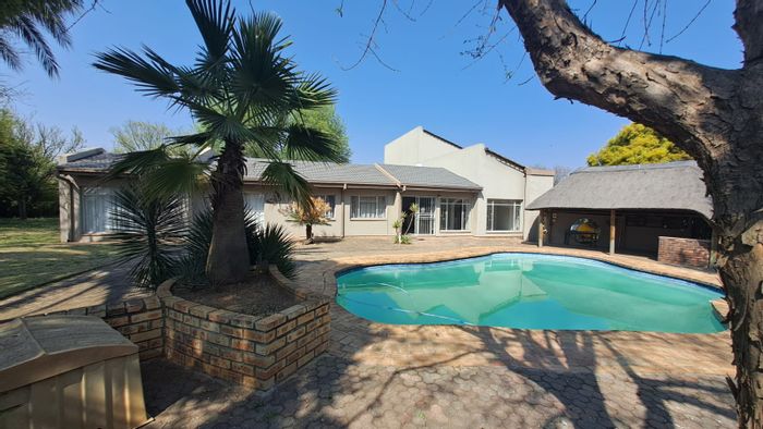 Three Rivers East House For Sale: 3 Bedrooms, pool, spacious loft, secure parking.
