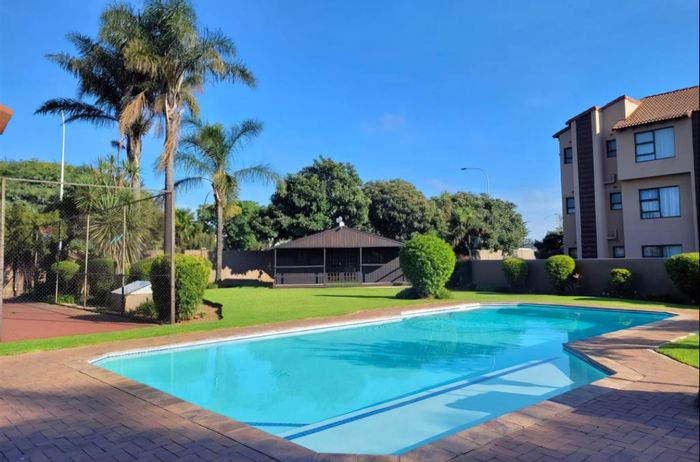 For Sale: Lakefield Townhouse with 3 Bedrooms, Pool, Tennis Court, and Security.