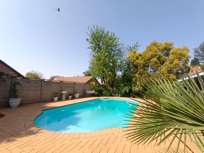 For Sale: House in Vanderbijlpark Se 3 with pool, flat, and garden.