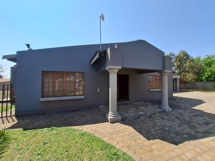 4-Bedroom House To Rent in Middelburg Central with outdoor space and alarm system.