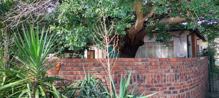 For Sale: House in Senekal Central with 4 bedrooms, garden, and double garage.