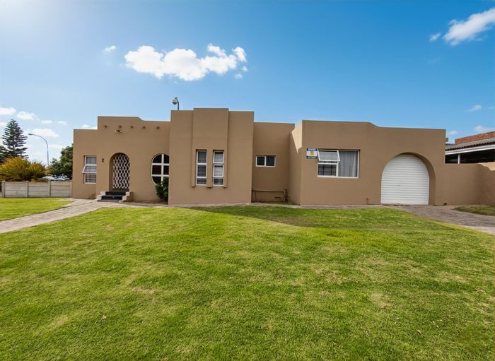 Noorsekloof House For Sale: 3 Bedrooms, sea views, indoor braai, double garage.