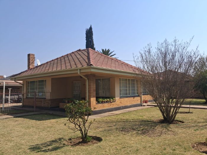 For Sale: House in Vereeniging Central with 3 bedrooms, large yard, and development potential.