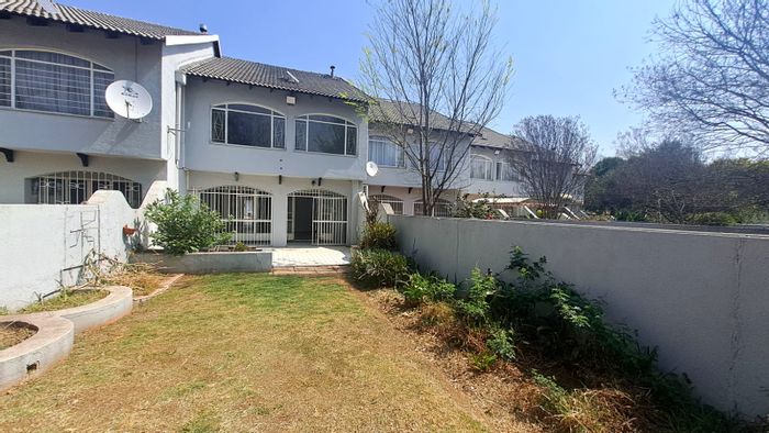Four-bedroom house in Three Rivers with private garden and office space for sale.