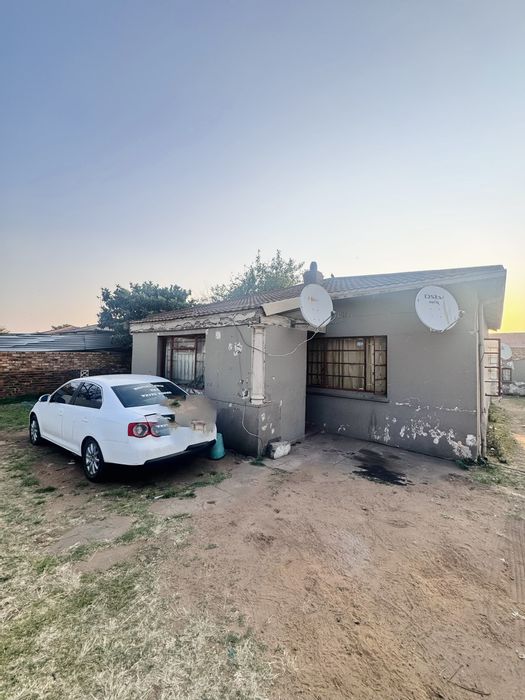 For Sale: 11-bedroom house in Witbank Central, ideal for investment or shared living.
