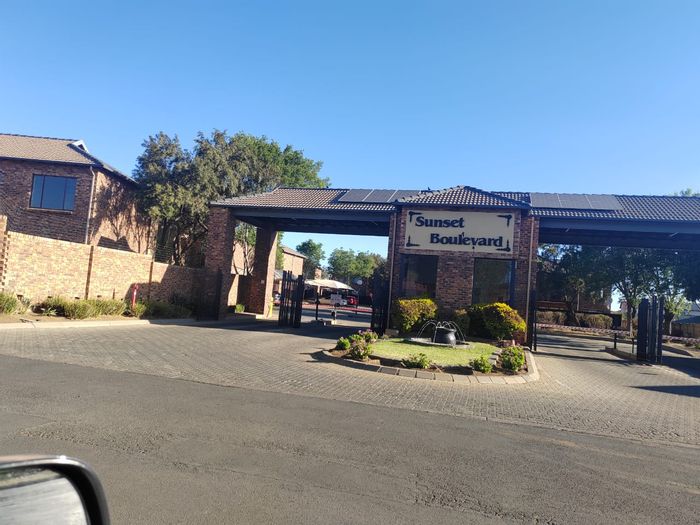 Sonneveld Apartment To Rent: 2 Bedrooms, pool, park, secure access, near amenities.