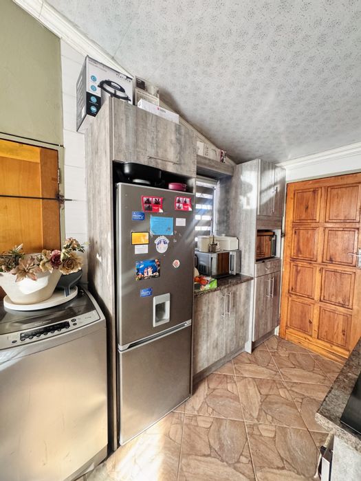 House for Sale in Kwaguqa Ext 4: 2 Bedrooms, secure parking, close to amenities.