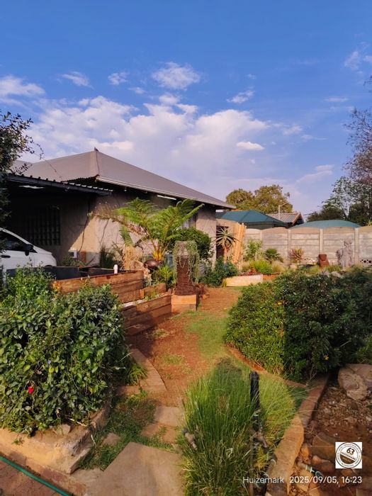Vanderbijlpark Central House For Sale: 4 beds, 3 baths, spacious lounge, garden.