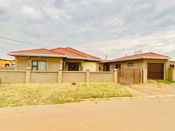 Daveyton House For Sale: 2 Bedrooms, Outbuilding, Garage, Close to Amenities.