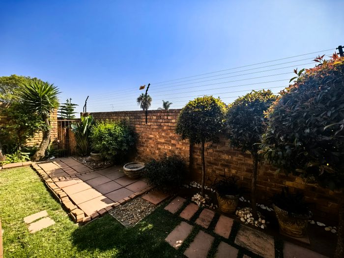 2-Bedroom Townhouse in Ferndale For Sale with Pool, Garden, and Security.