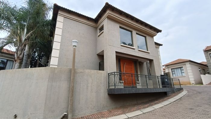 For Sale: 4-Bedroom Townhouse in Reyno Ridge with Garages and Built-in Braai.