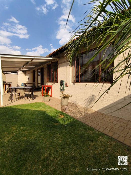 Vaalpark Townhouse For Sale: 2 bedrooms, open-plan living, backyard with braai.