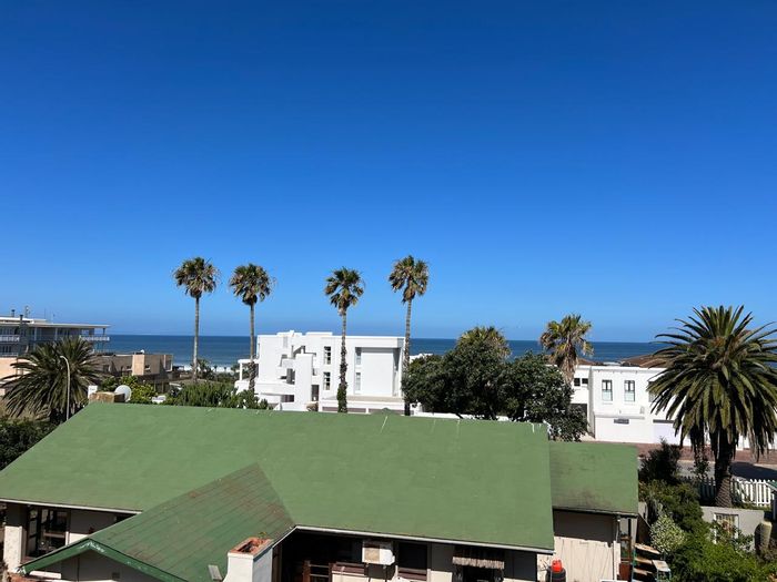 For Sale: Apartment in Jeffreys Bay Central, 3 beds, sea views, secure parking.