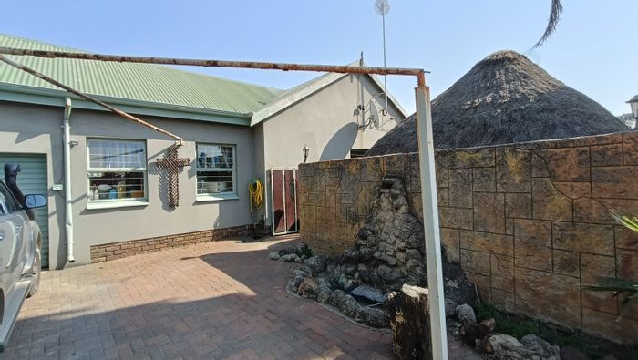 Reyno Ridge Townhouse For Sale: 2 Bedrooms, entertainment area, jacuzzi, double garage.