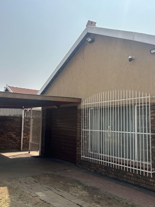 For Sale: House in Booysens with pool, lapa, guest room, and ample parking.