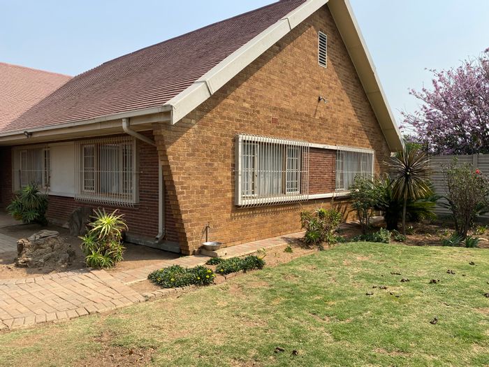 4 Bedroom House in Parkdene For Sale, near schools and shopping, with garage.