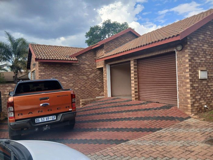 Thatchfield Estate House For Sale: 3 bedrooms, en-suite, double garage, spacious yard.
