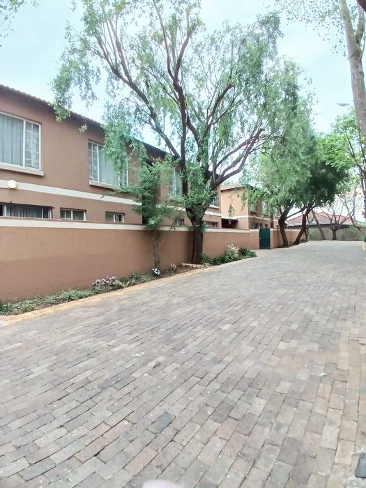 Vaalpark Townhouse For Sale: 2 Bedrooms, pet-friendly, open plan living, private garden.