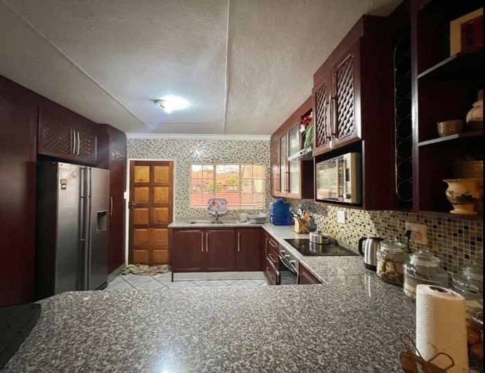 3-Bedroom Townhouse in Bendor For Sale - Close to Cycad Shopping Complex.