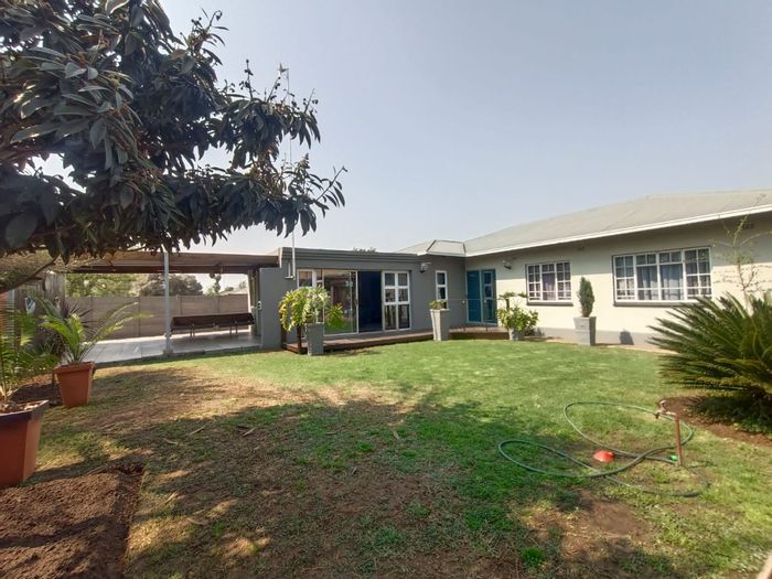 Vanderbijlpark Cw 5 House For Sale: Secured home, flat, garden, entertainment area.