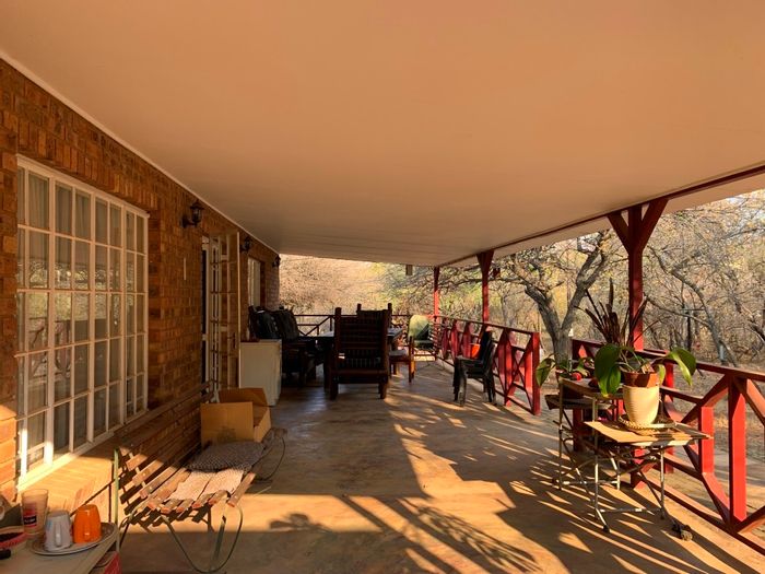 Kranspoort House For Sale: Spacious home, flat, jacuzzi, borehole, and parkland views.