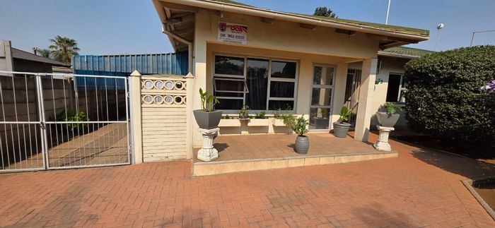 For Sale: 3-Bedroom House in Vanderbijlpark Cw 5 with garage and garden.