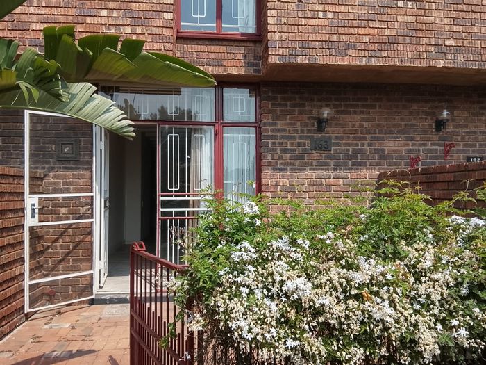 Townhouse For Sale in The Hill: 2 beds, communal pool, secure complex, parking.