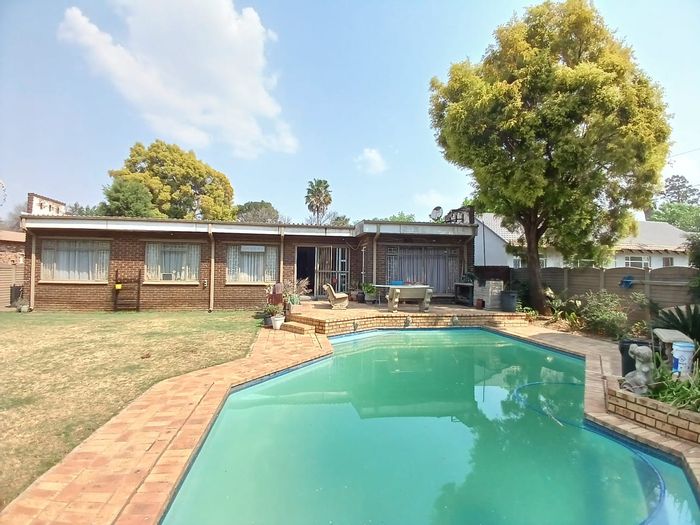 Vaalpark House For Sale: 3 bedrooms, flatlet, pool, and outdoor braai area.