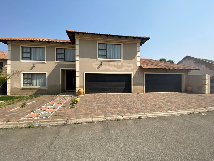 Spacious 6-bedroom house in Sonneveld with pool, flatlet, and secure estate. For Sale.